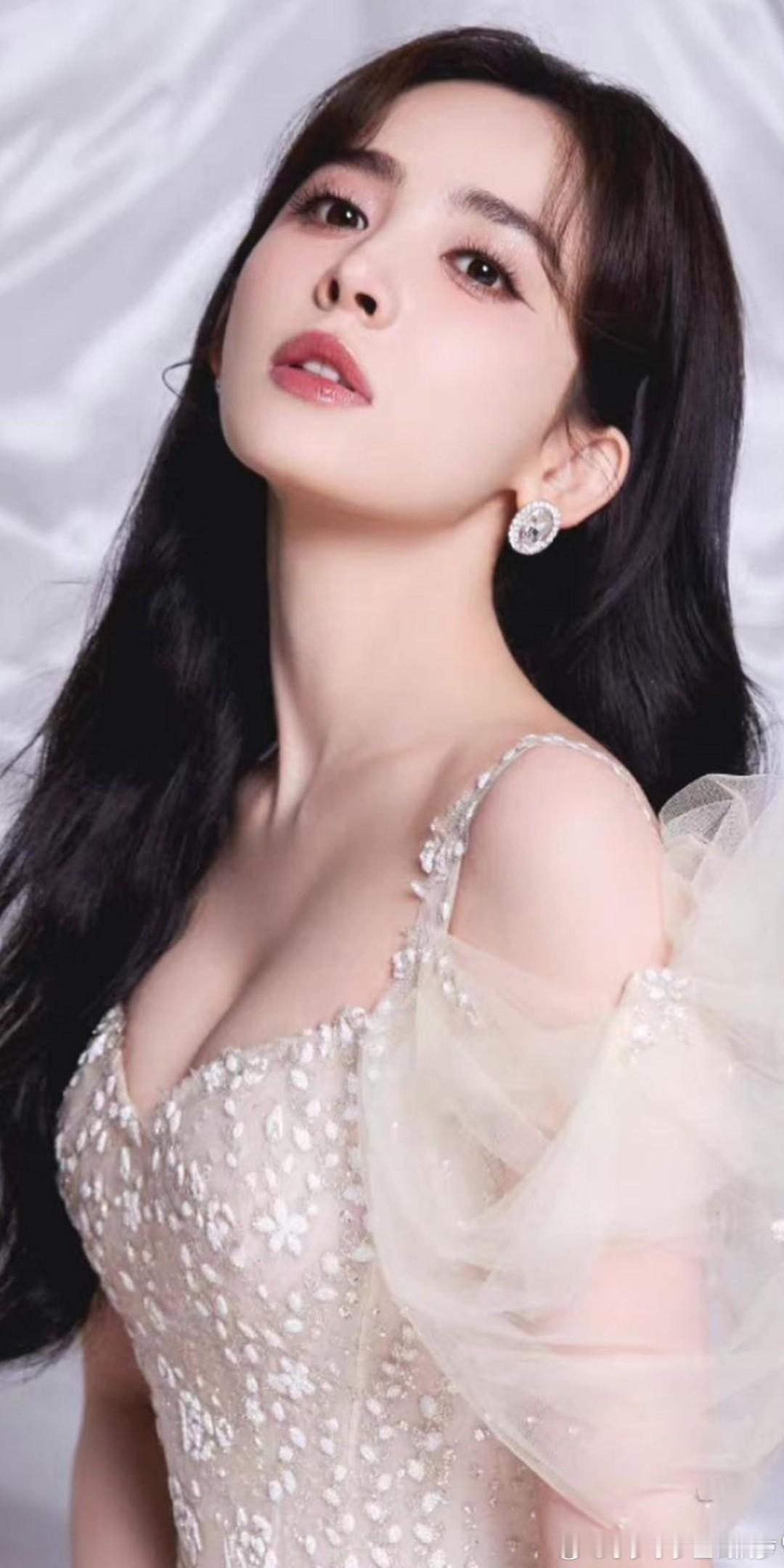 古力娜扎，又仙又美的连衣裙造型 ​​​