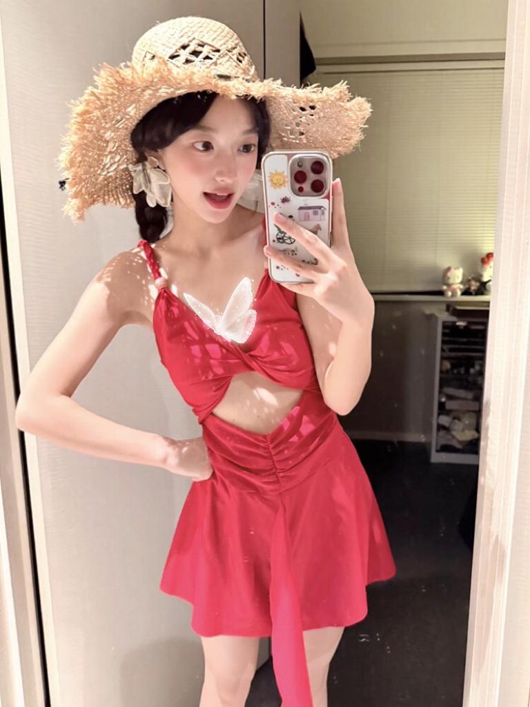 度假必备红色泳衣，谁穿谁好看度假风泳装美女 比基尼度假穿搭 泳装穿搭风格 紫色比