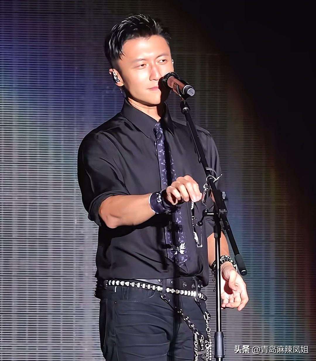 雨歇歌起！谢霆锋进化演唱会青岛站满含深情燃炸全场。
谢霆锋Evolution N