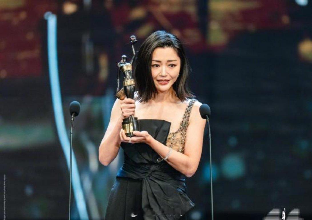 第44届金像奖的最佳女配角是卫诗雅，最佳男配角是杜德伟，这两位也是开始得到认可了