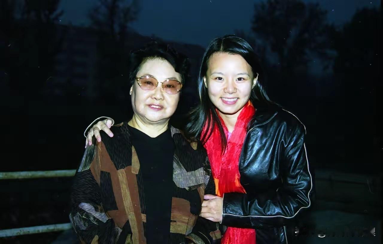 老一辈的师徒情有多难得！龚琳娜悼念郭兰英令人感慨
 
现在的娱乐圈，大多是利益往