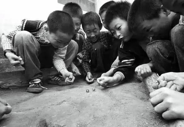 还记得小时候我们玩过的这个游戏吗？你还知道哪些值得怀念的玩法？青春里的小游戏 非