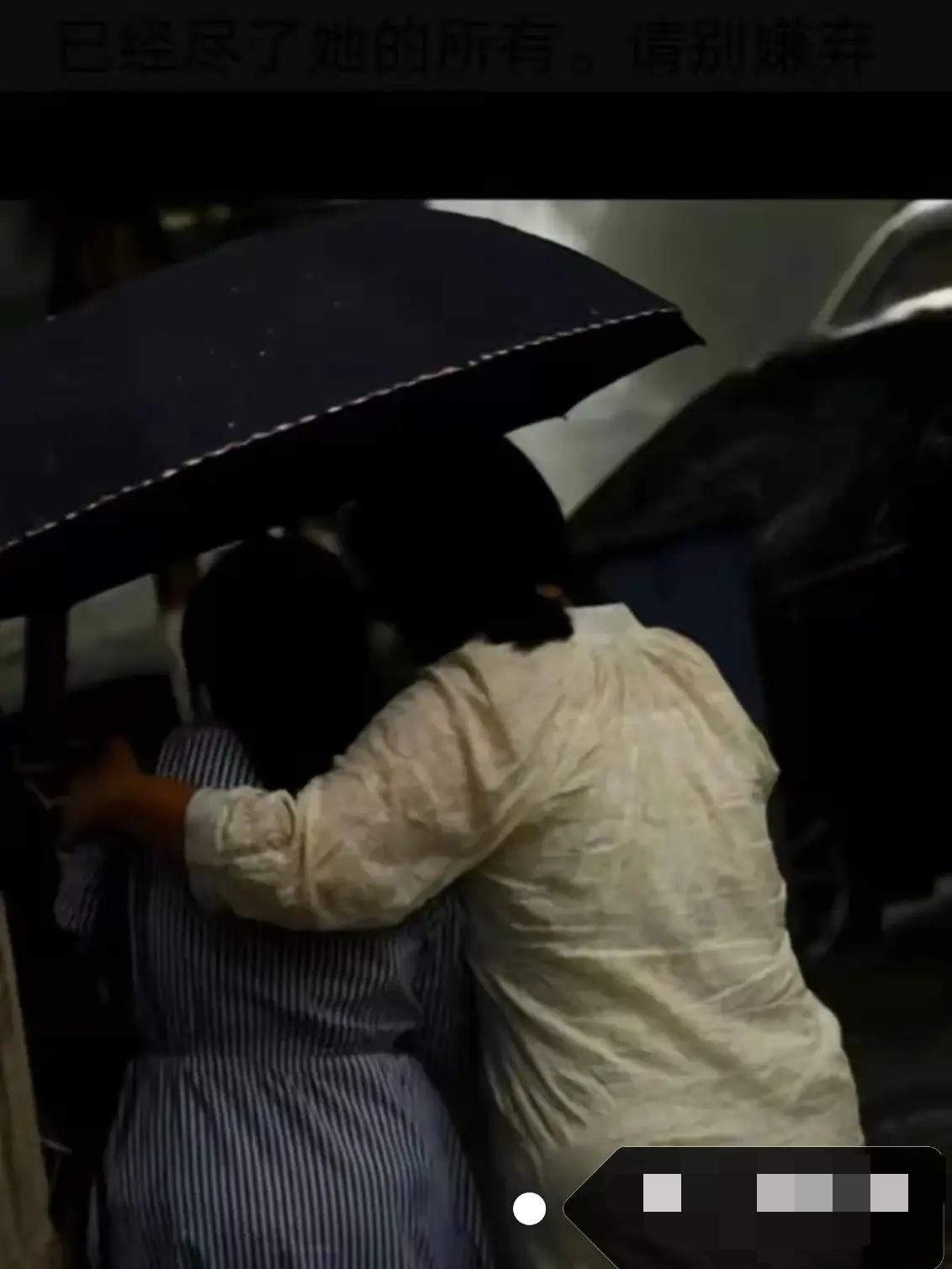 昨天山东下大雨，学校门口全是私家车，就见个妈妈骑电动车来接孩子。结果那女孩站雨里