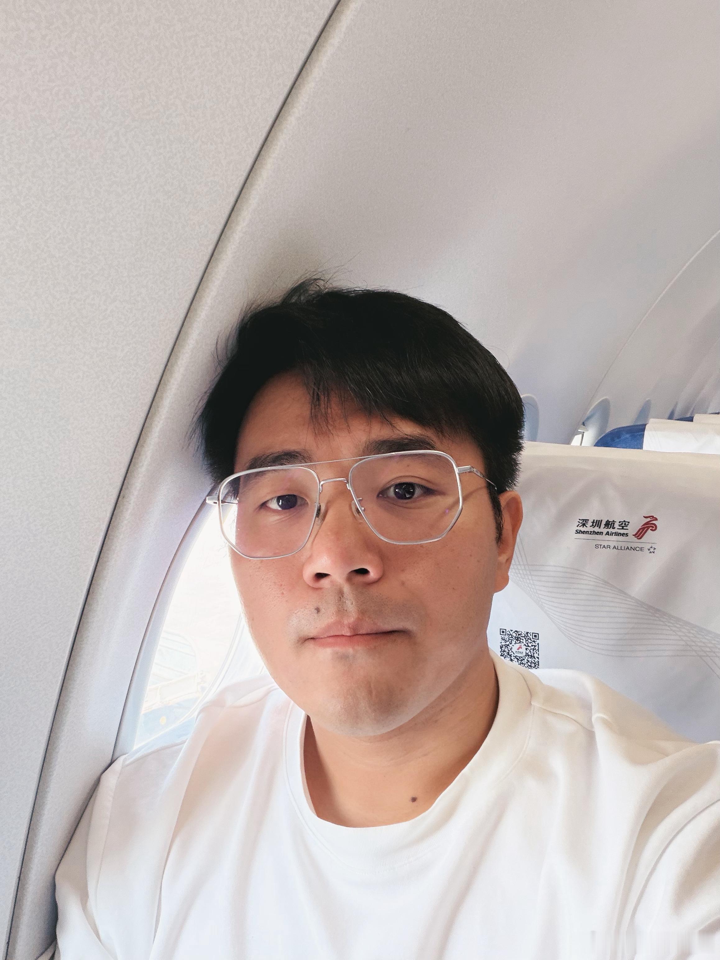 回深圳睡了一觉又出发了。接下来一周要拍 6 辆新车，继续累并快乐着[握手][do