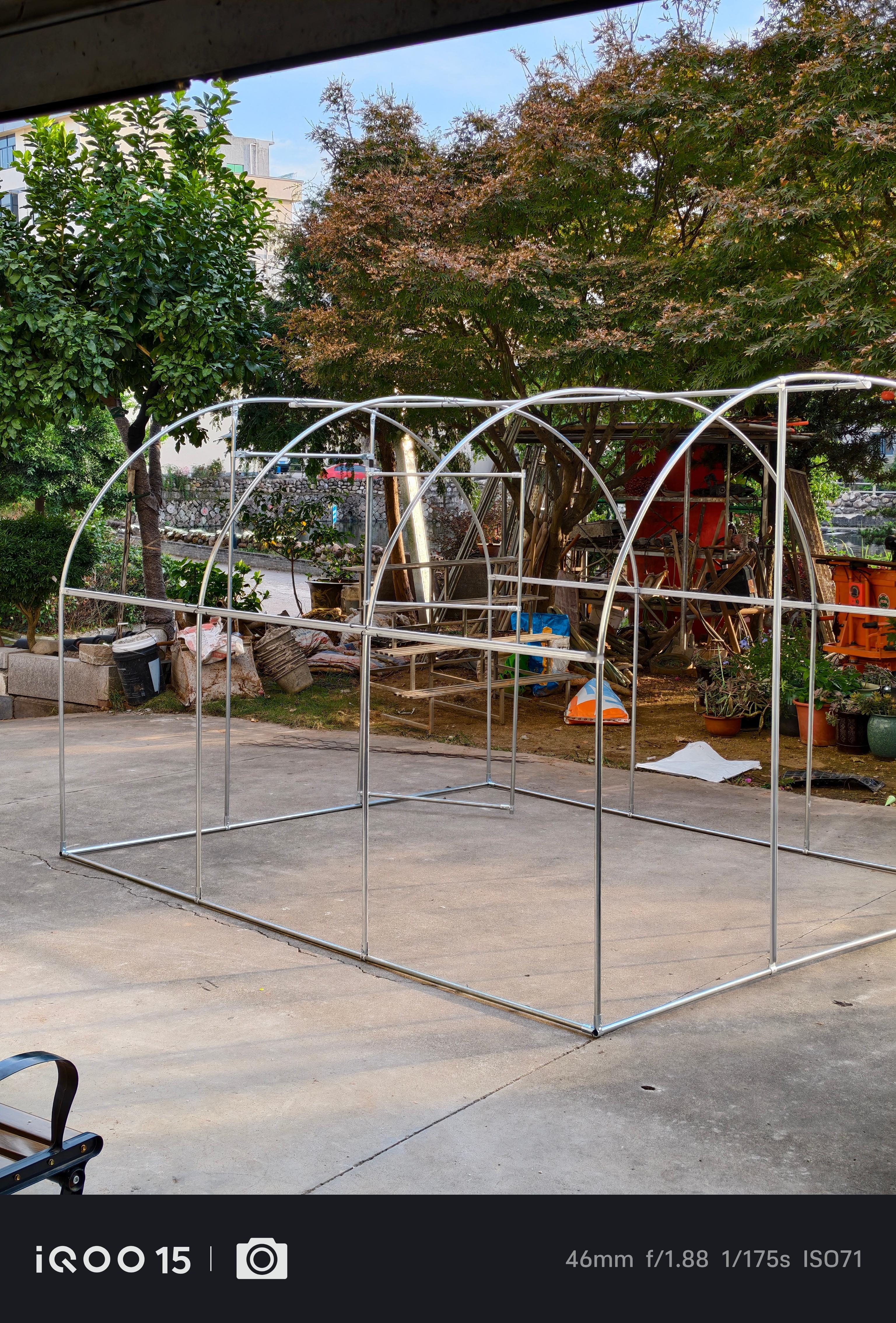 今天一下午在帮我妈搭暖棚最近这几天晚上贼冷，白天还行～ 