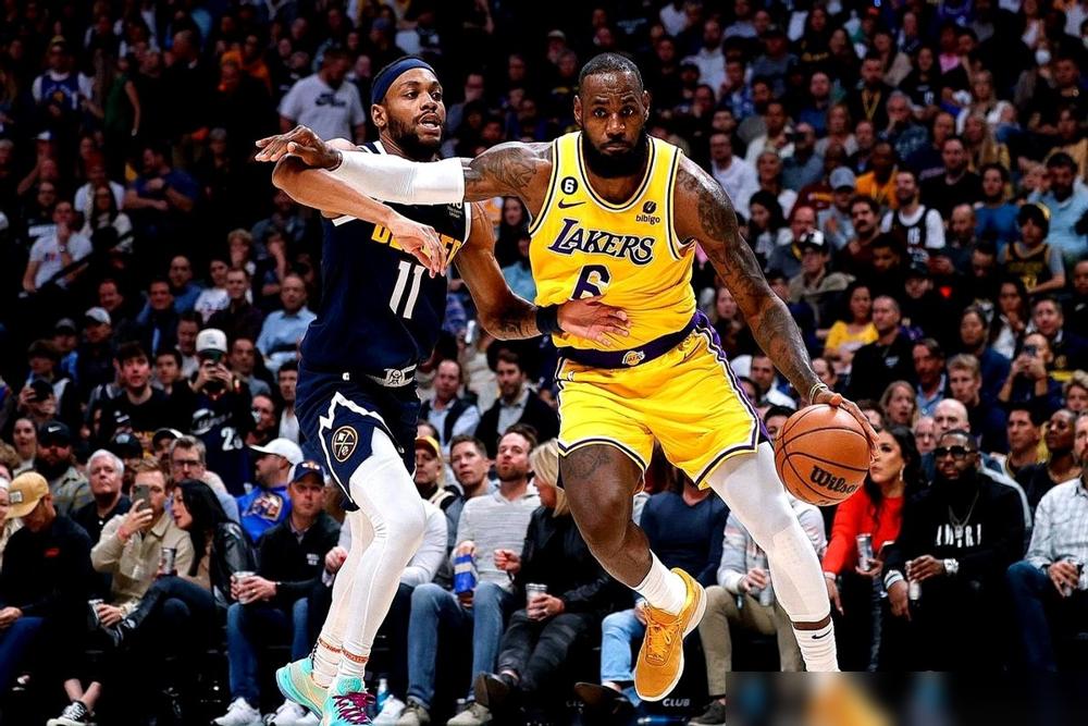 跟着詹姆斯打球，他把战术掰碎了喂你嘴里。跟着安东尼？他讲完战术你都不知道他在说啥