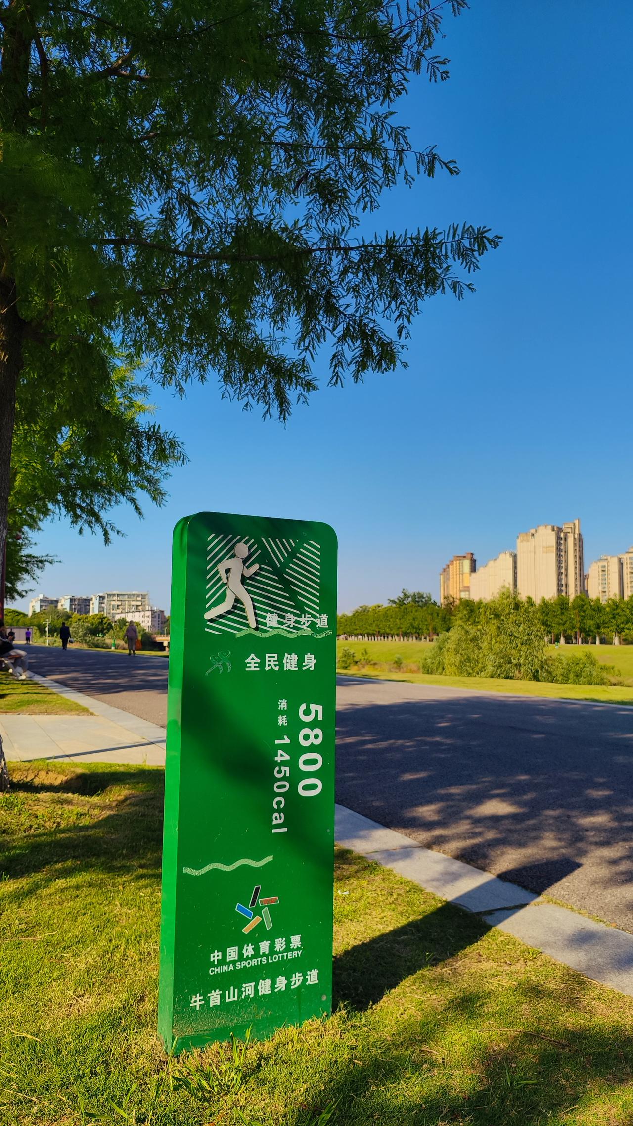 不过也有弊端。这个时段气温较低，容易着凉感冒。而且植物经过一夜呼吸，周围二氧化碳