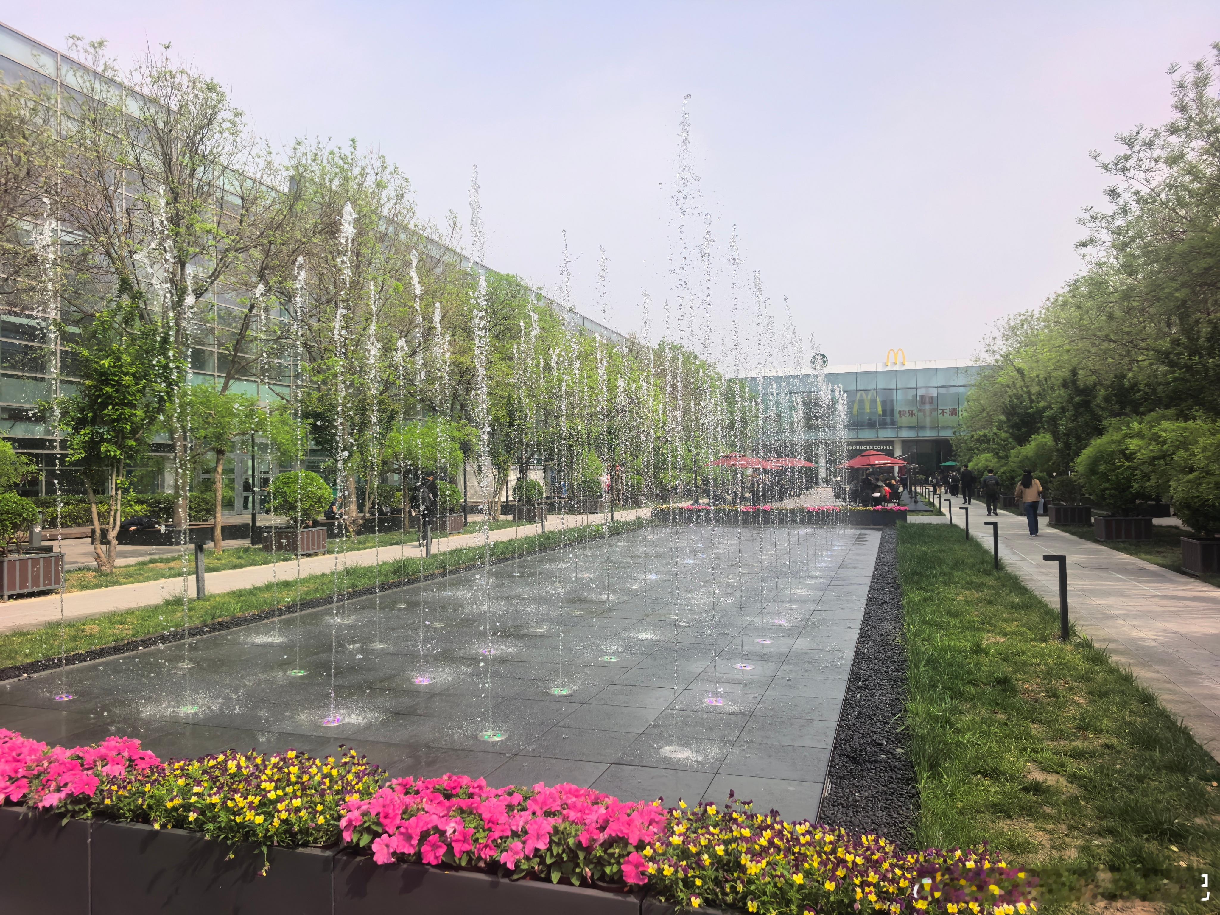 这次车展应该是我来过的第二次北京车展，媒体日当天最大的感受是“不热闹”，媒体也没