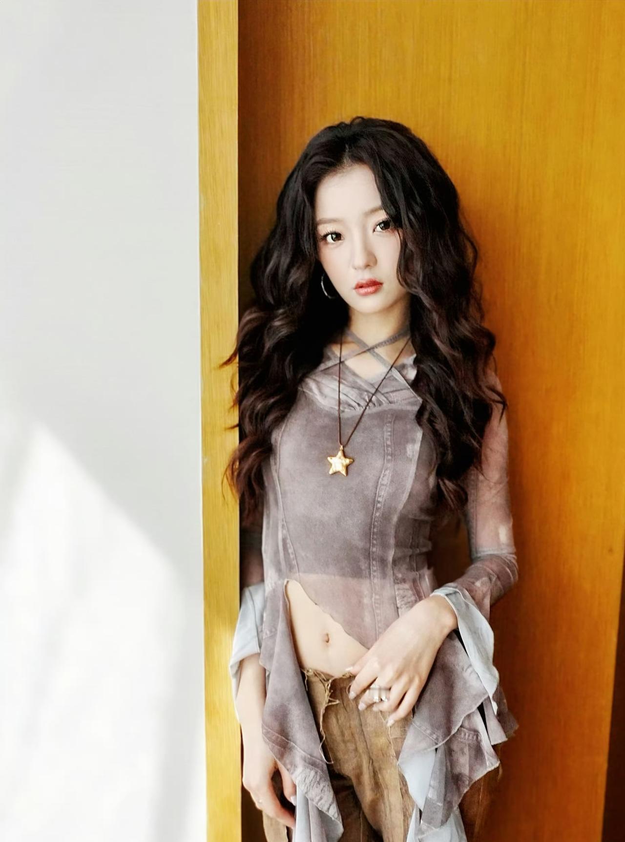 灰调朦胧，质感满分。
细节里的金属光泽，是今日份的点睛之笔。
简单，却不简单。
