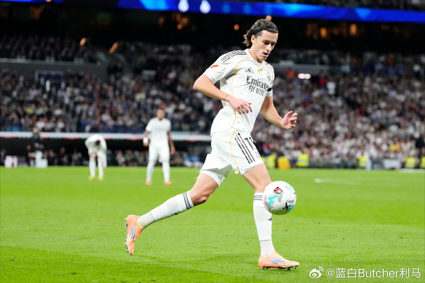 皇马官方消息，卡雷拉斯右小腿肌肉受伤，恢复情况有待进一步观察，据报道球员将缺阵1