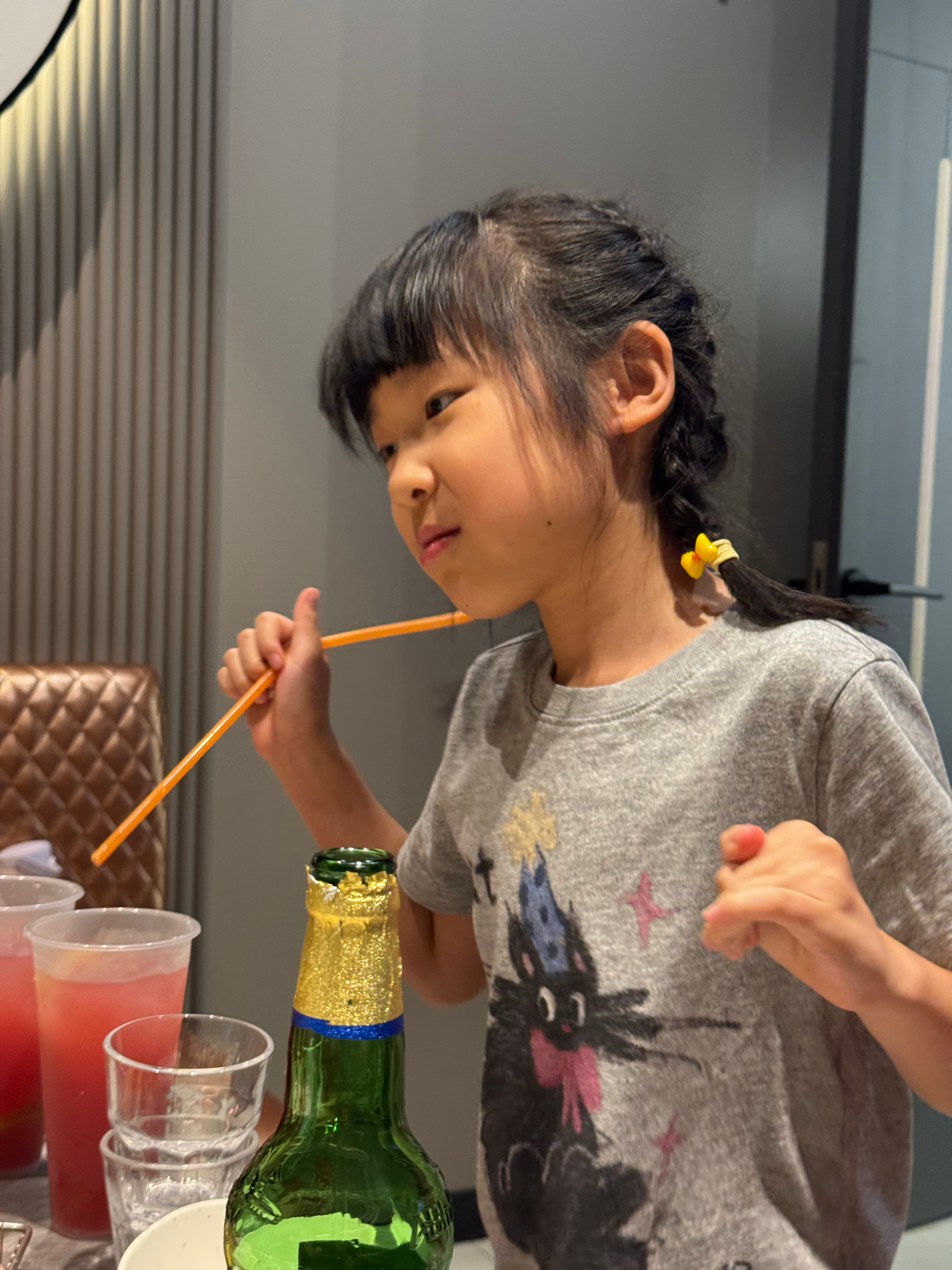 跟妈妈喝酒的女孩儿 