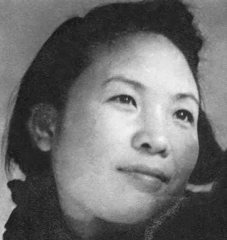 她为爱苦熬50年，发现丈夫背叛的证据后，绝食身亡，可谁料她死后的第二年，丈夫就把