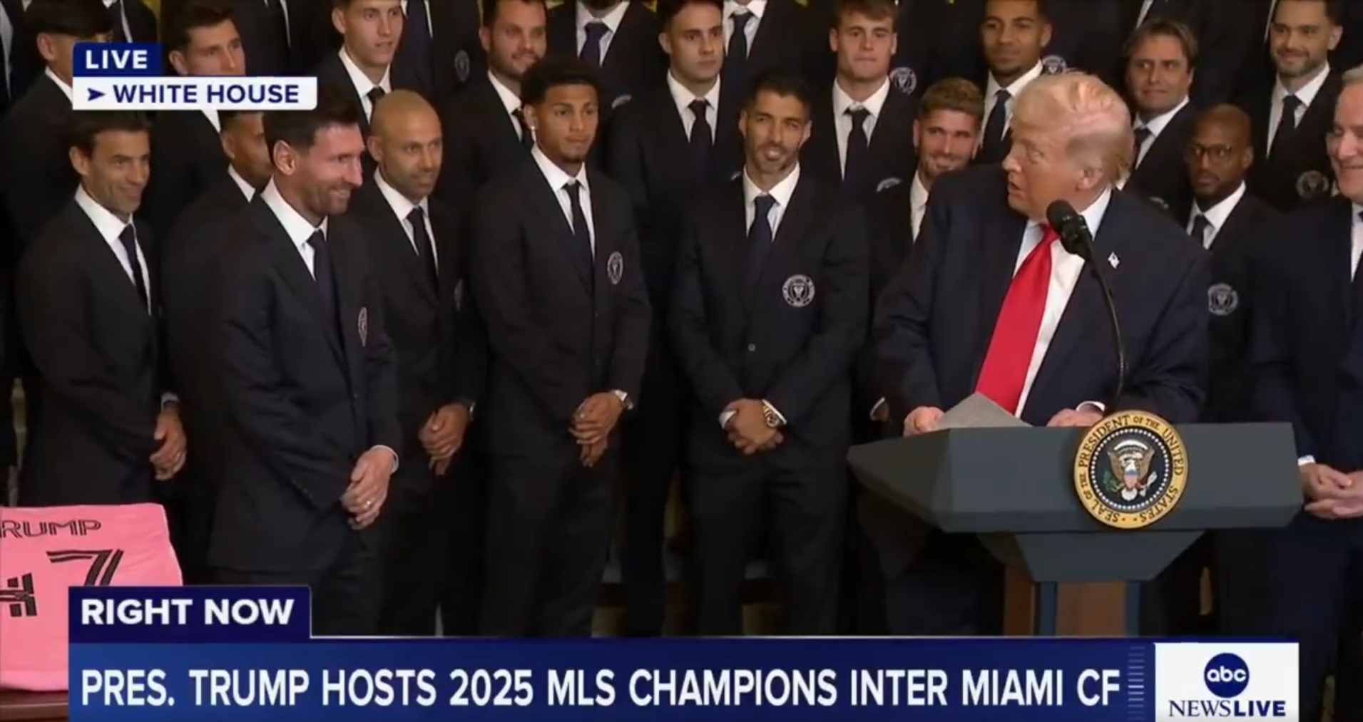 特朗普在白宫接见梅西 特朗普接见率队夺冠的梅西，全程笑容满面，高度称赞梅西的成就