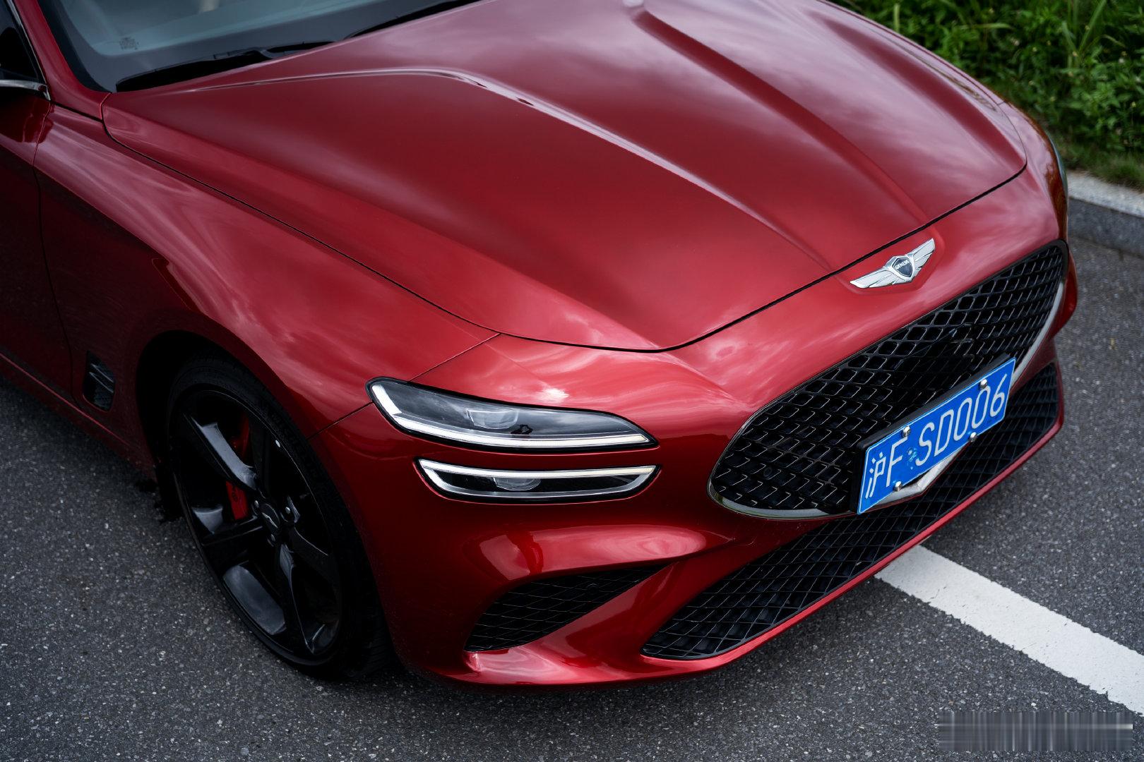 2022 Genesis G70今天与这台来自蔚山工厂的红色现代度过。早在G70