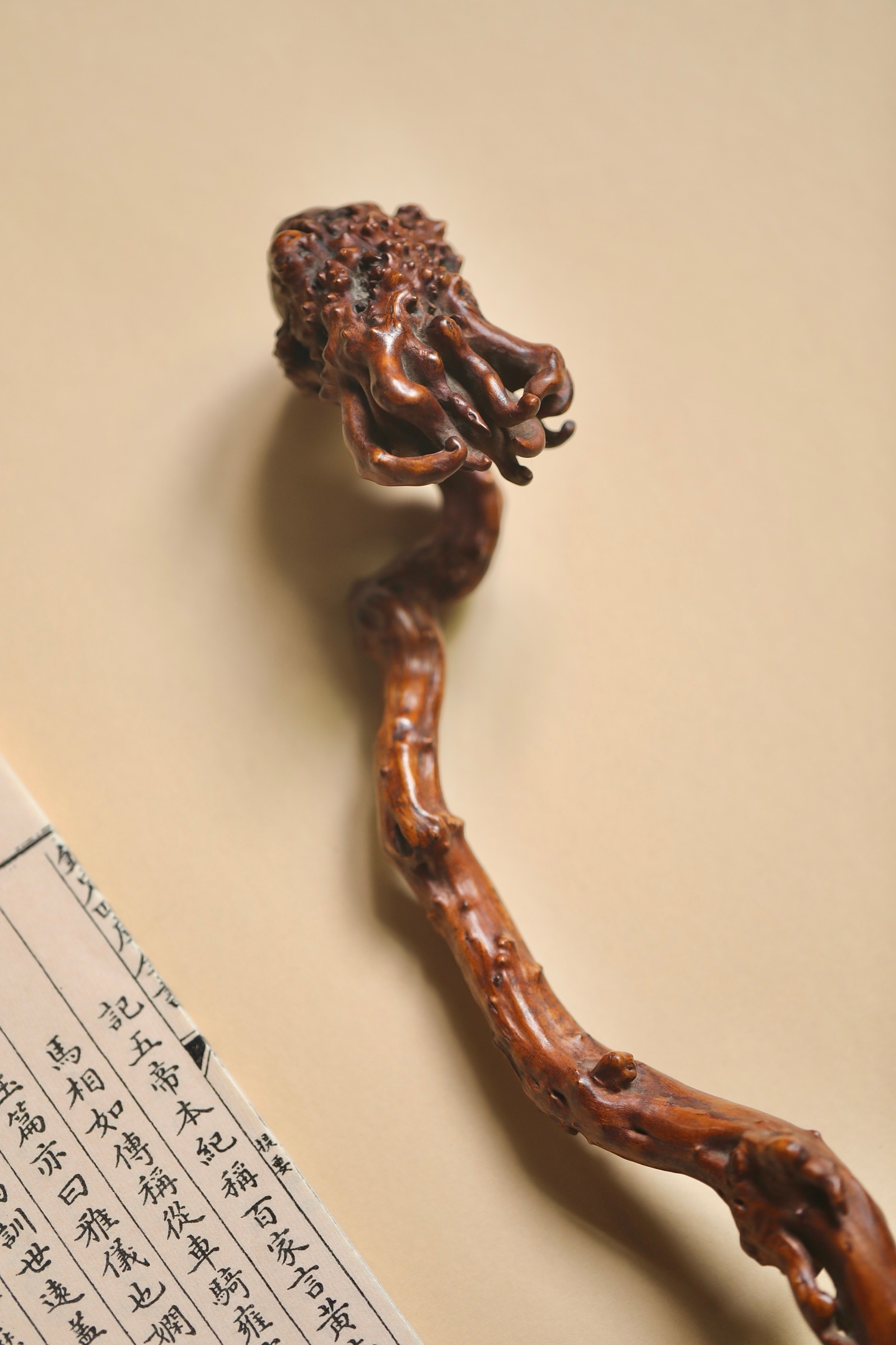 黄杨木 | 佛手如意头部巧雕佛手，指节盘曲玲珑，寓意“福寿绵长”；柄身随木之虬曲