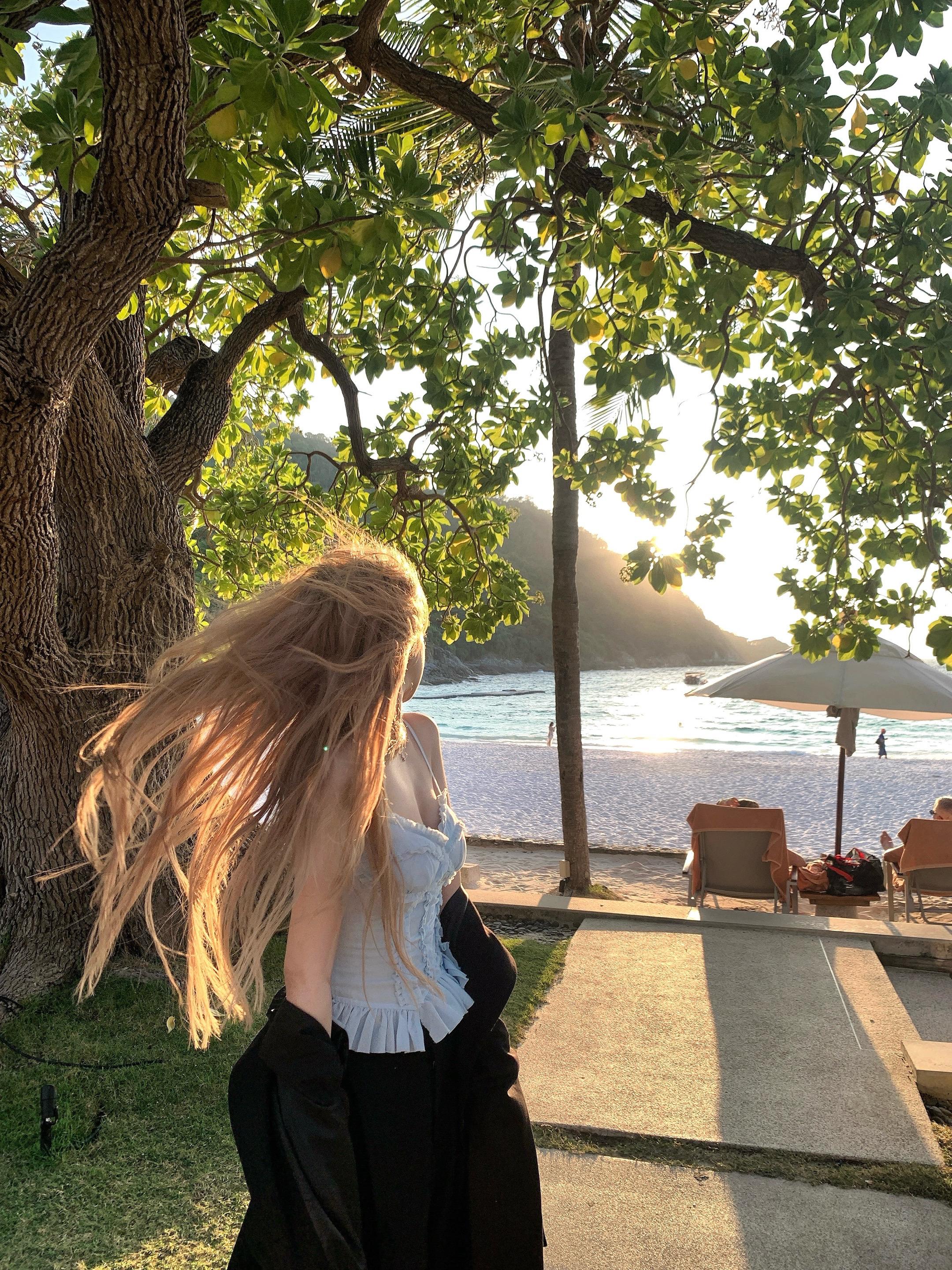 那年我十八 把头发染了个亚麻。