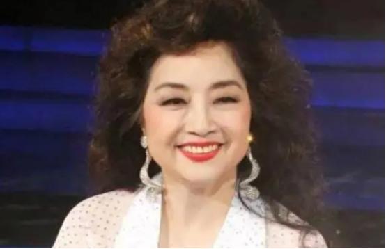 1980年，31岁的徐小凤嫁给了汽车经理廖晖，对方生意做得很大，也对徐小凤提出了