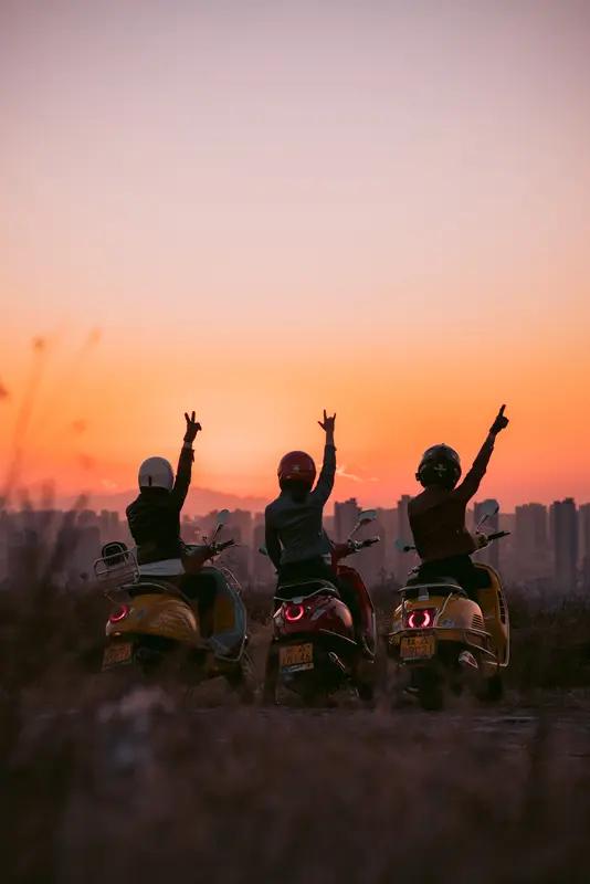 告别扳手交响曲

我的四轮姐妹今天出院了
金属病房里 它被卸下过期的誓言
螺栓与