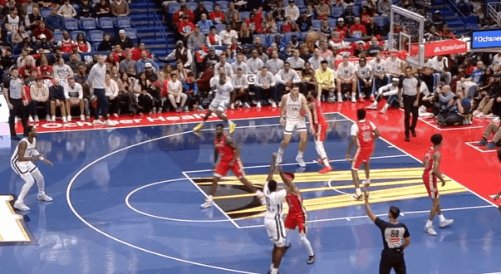 灰熊观察：扎克-伊迪21+15+5前板，统治鹈鹕禁区伊迪在本赛季展现出了不错的竞