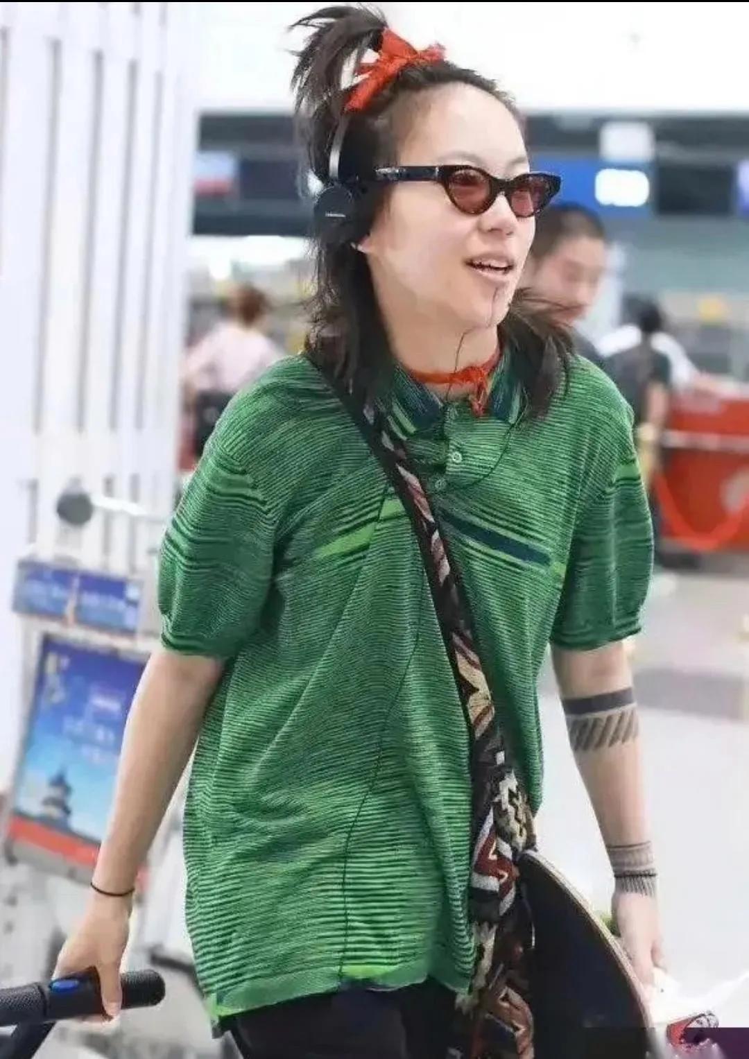 被窦靖童给吓了一跳，偷穿她爸的绿色短袖T恤也就算了，还把发型扎成了“傻姑”的专属
