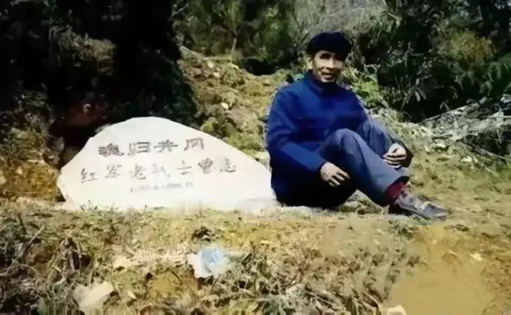毛主席的老战友曾志， 石来发坐在母亲曾志坟头，静静地陪在母亲身旁。

照片里穿着