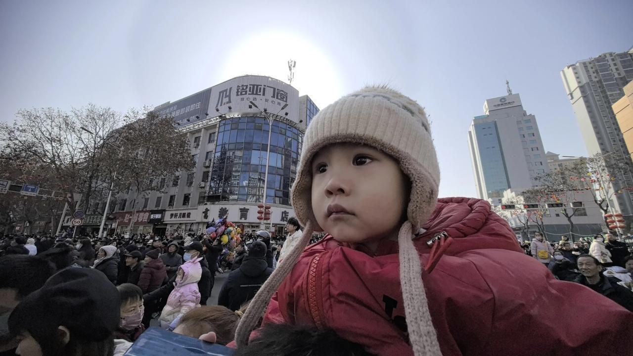 今天宝鸡街头超级热闹，一半的人都跑到经二路看社火游演。自从一九八五年后，宝鸡就一