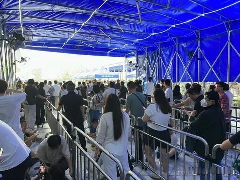 石家庄山姆超市开业，8月21日早上目前不到8点，今天还是工作日！排队情况已经很长