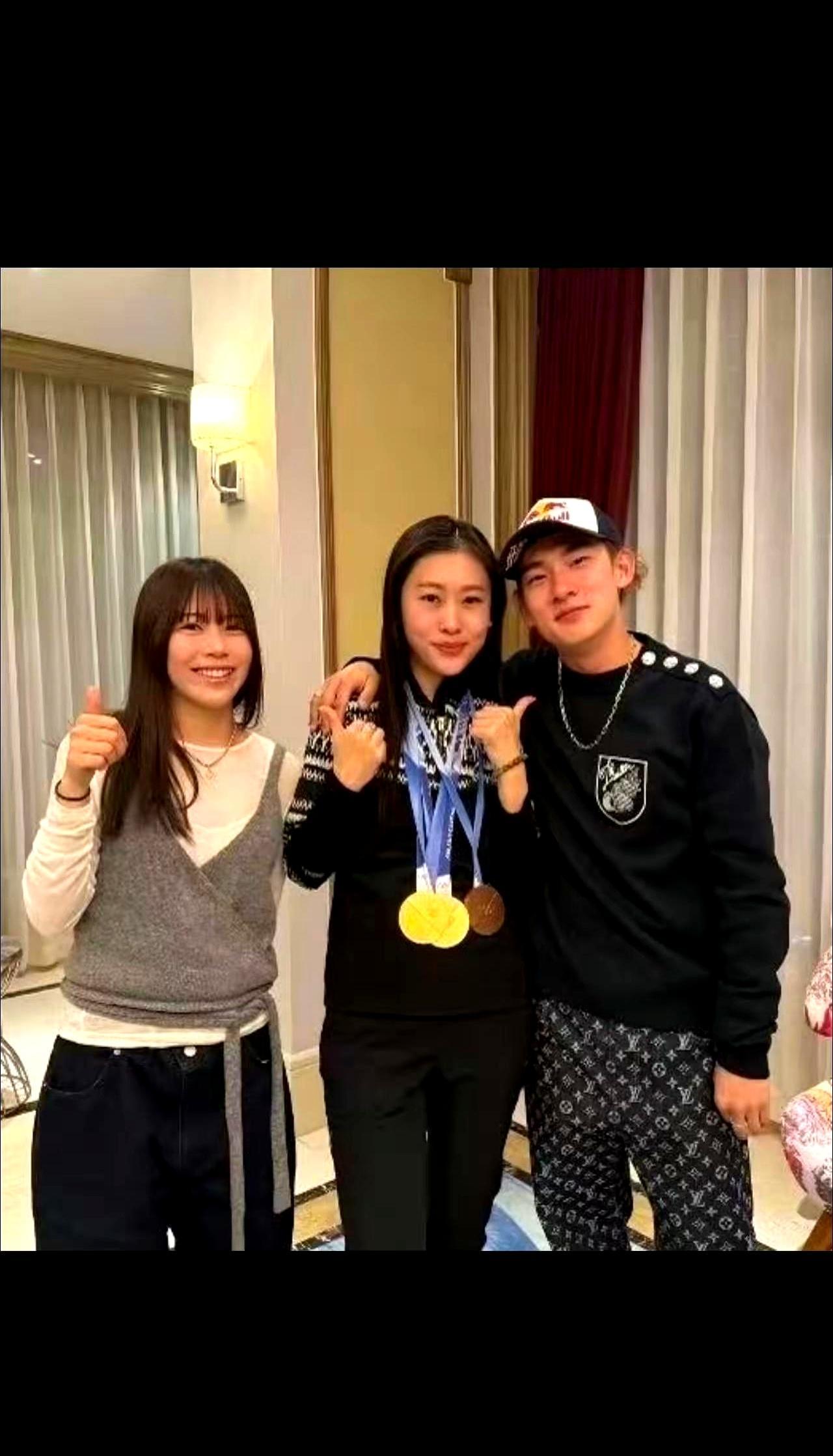 苏翊鸣晒师妹合影，朱易直接取关了。
 
俩人拿的都是米兰冬奥坡面障碍技巧金牌，刚