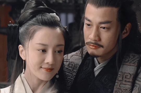 看看何润东版项羽爱的虞姬。太美了，是古典美女李依晓演的，她与李云霄一样，也是学戏