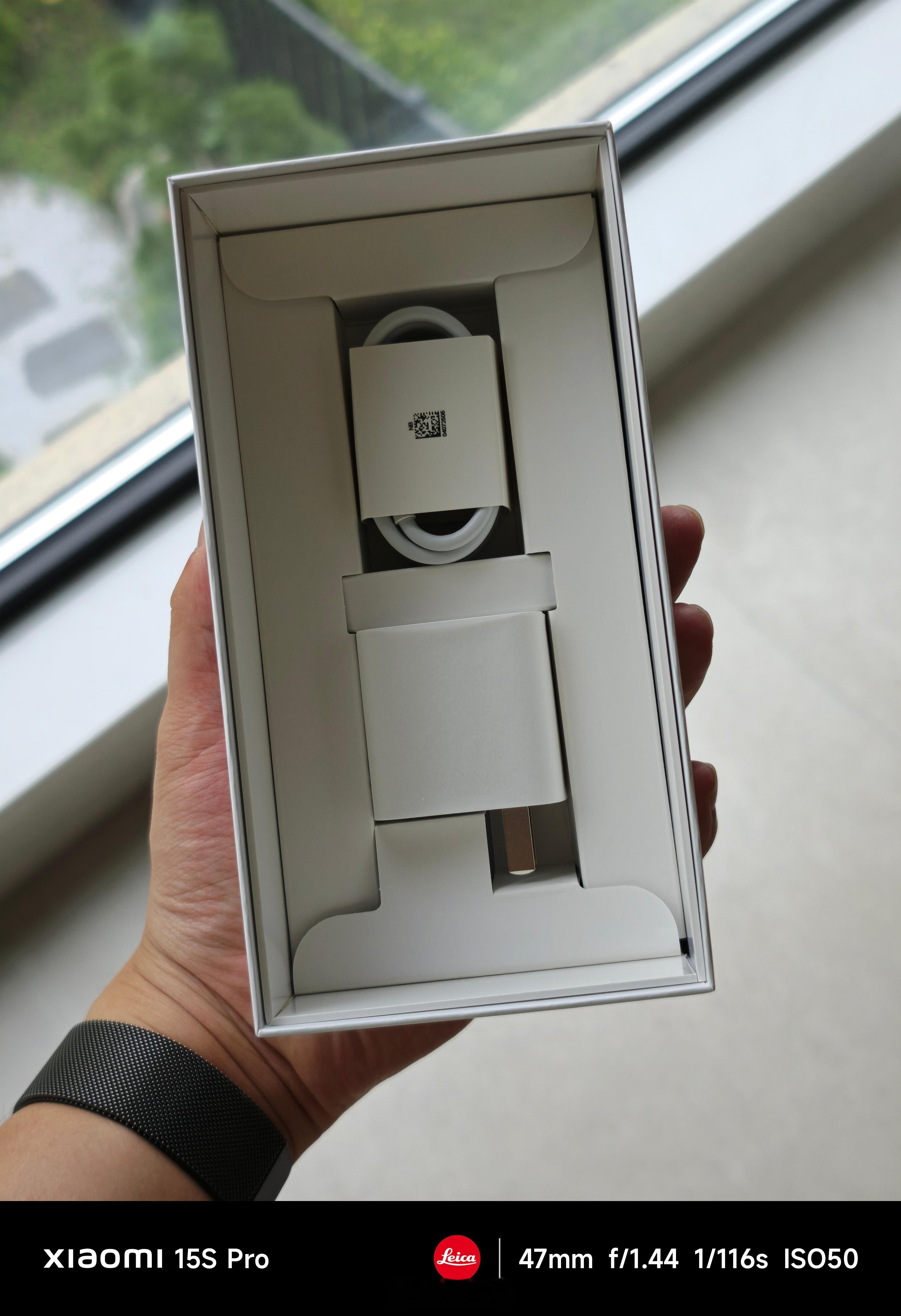 华为Pura80 Pro随机附赠的充电器终于换成了C To C，还是一颗体积很小