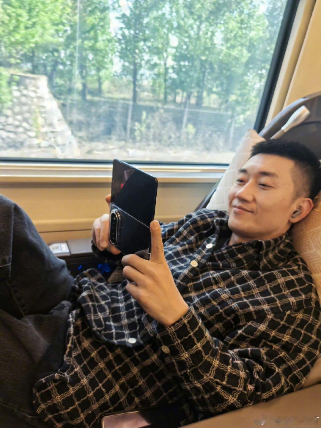 金志文现身上海从歌手临时切换身份，在上海挑战店长岗位面试，现场实操展示服务相关能
