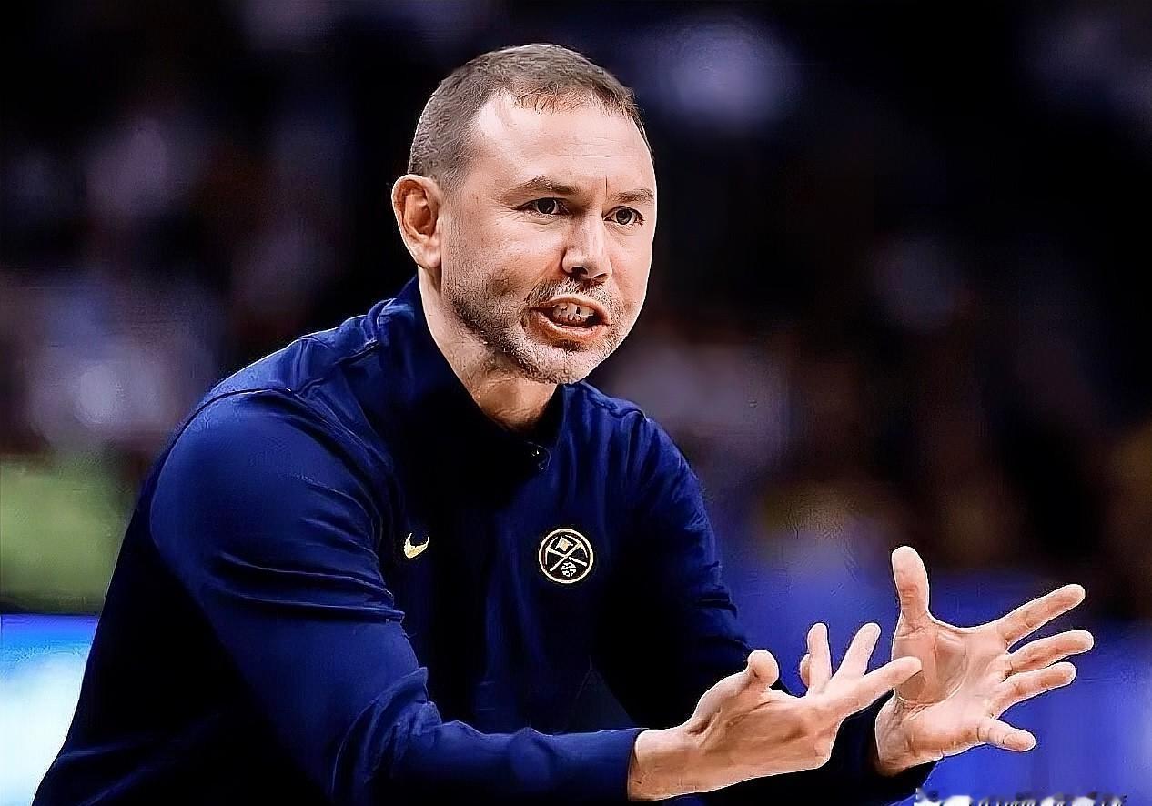 队友踩一脚，冠军踩没了。
第二节还剩3分12秒，斯宾塞收脚时整个身体重量压下去。