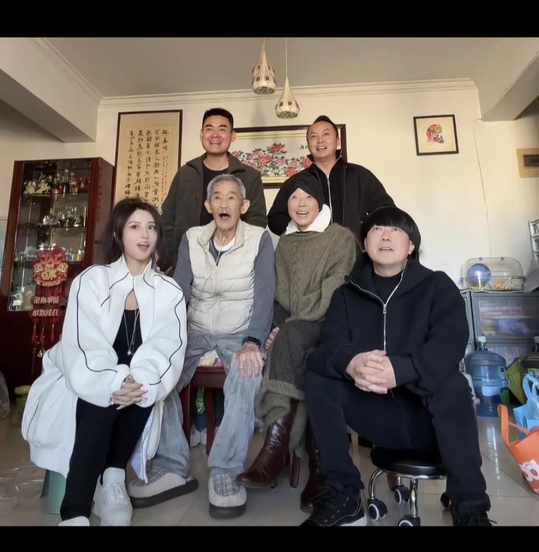 陈翔六点半团队真的很有人情味，知道应宝林病了，2025年还组队去探望，顺便安慰应