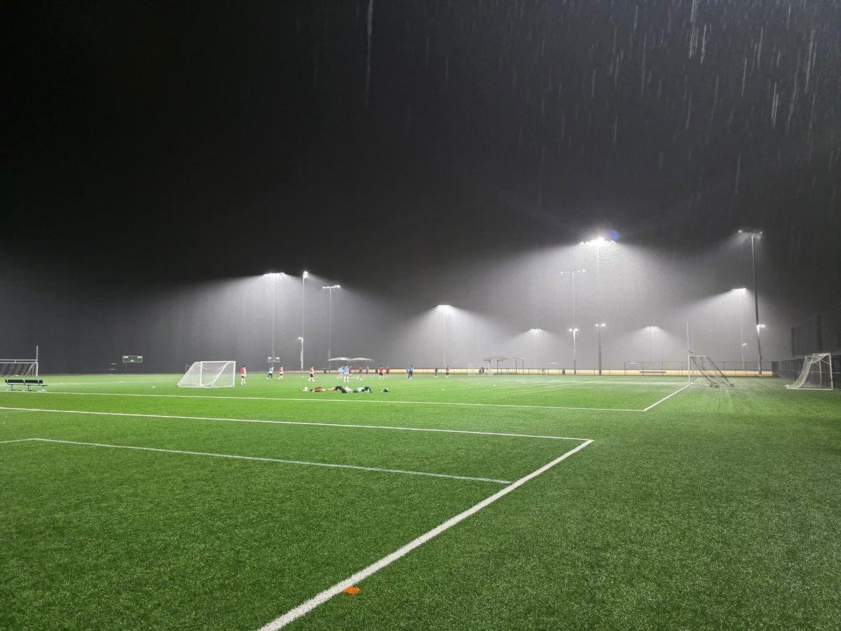 雨中踢球⚽️ ​​​