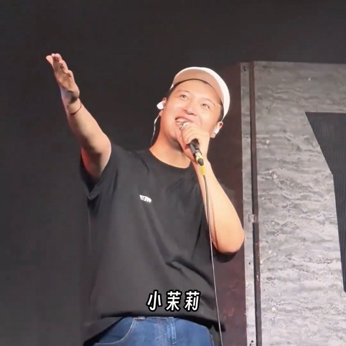 马頔夕阳照着我的小茉莉马頔你家要装修成啥样啊 马頔你让我感到陌生 