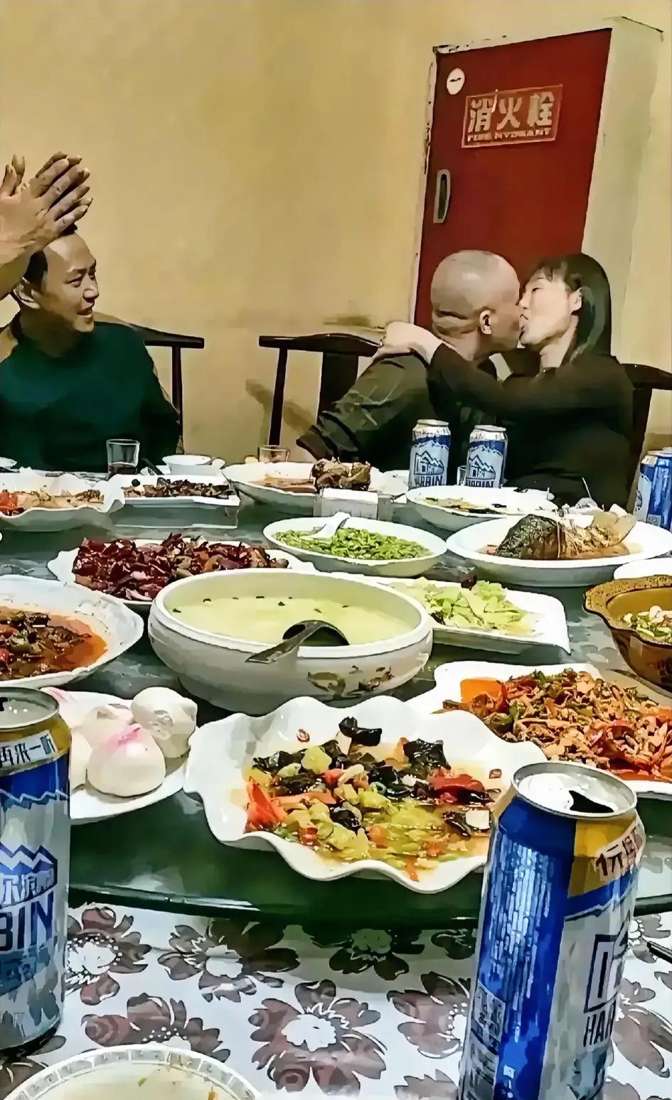 真是一万个没想到，当年的班花和倒数第一名居然亲嘴了，班长在旁边鼓掌，学习委员在左