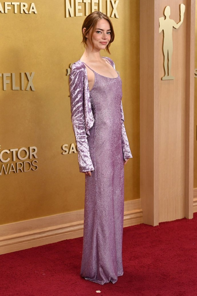 石头姐紫色吊带裙 石头姐亮相红毯。 