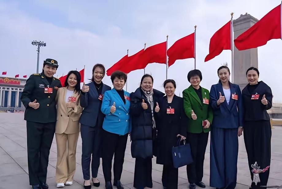 9位著名女运动员同框：我认出了身着军装、英姿飒爽的女篮名将苗立杰，秀发垂肩的短道