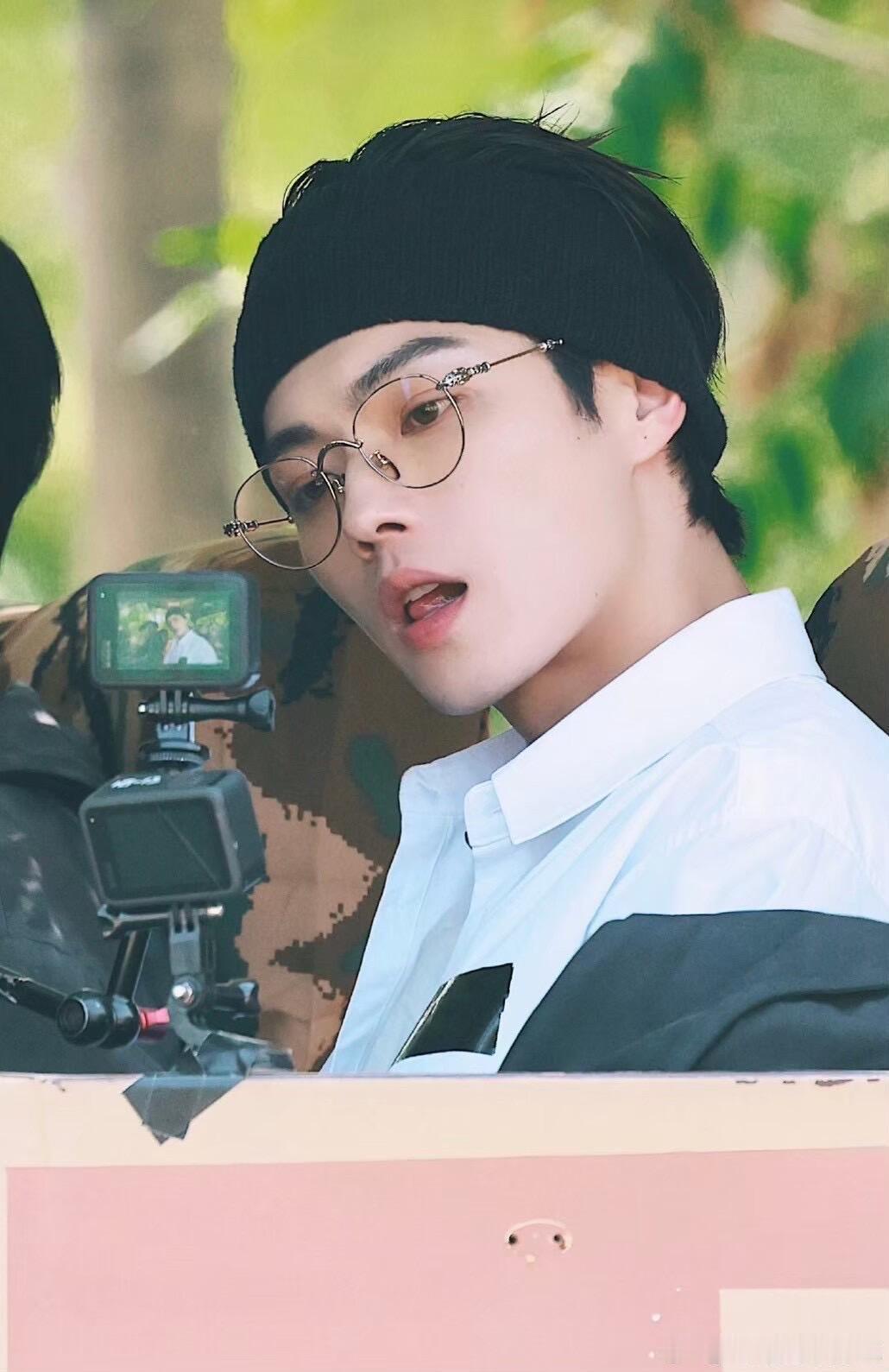 许凯陈辉谁懂当许凯戴上眼镜 更帅了！来自眼镜Soso 的美貌暴击🤩长发，金丝眼