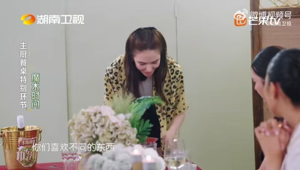 昆凌给客人变魔术不敢相信昆凌这魔术只学了两天中餐厅10 中餐厅秒变魔术现场！昆凌