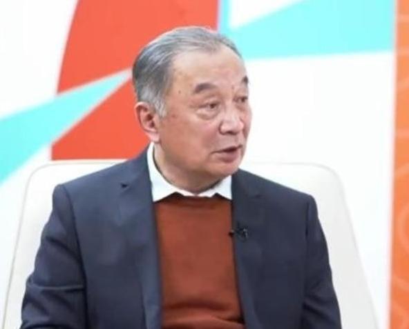 乡村小学，几乎都倒闭完了，名义上是县城教育质量好，实际上是迫使你进城买房，帮助城