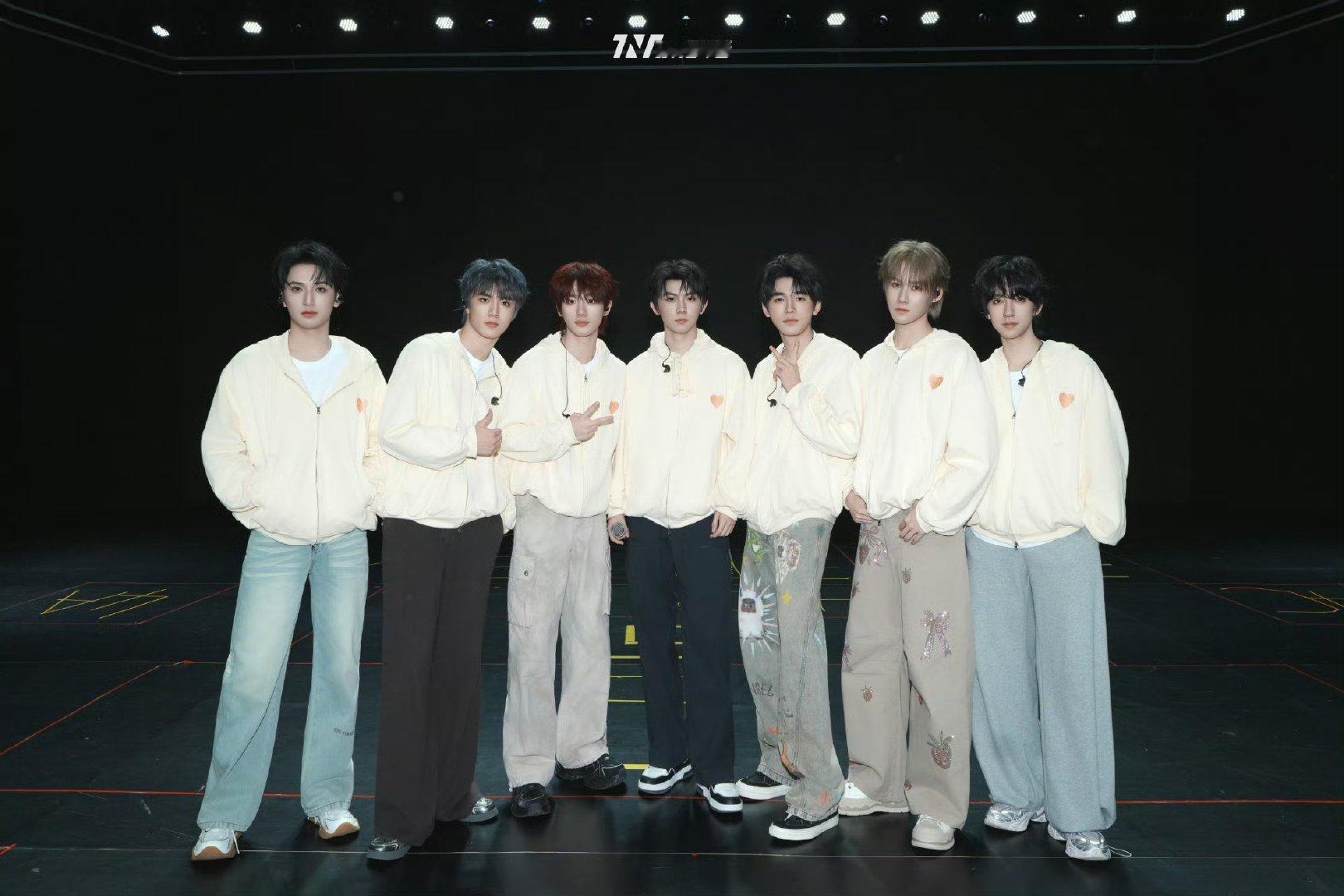 ！ 刘耀文染蓝发啦！ 