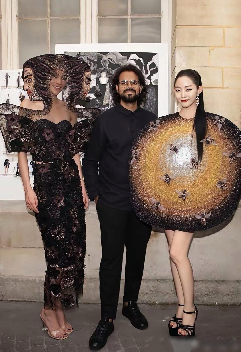 万千惠那件戛纳战袍，远看像烤焦的馕，近看像个烤糊了的大饼上面还有几只苍蝇 