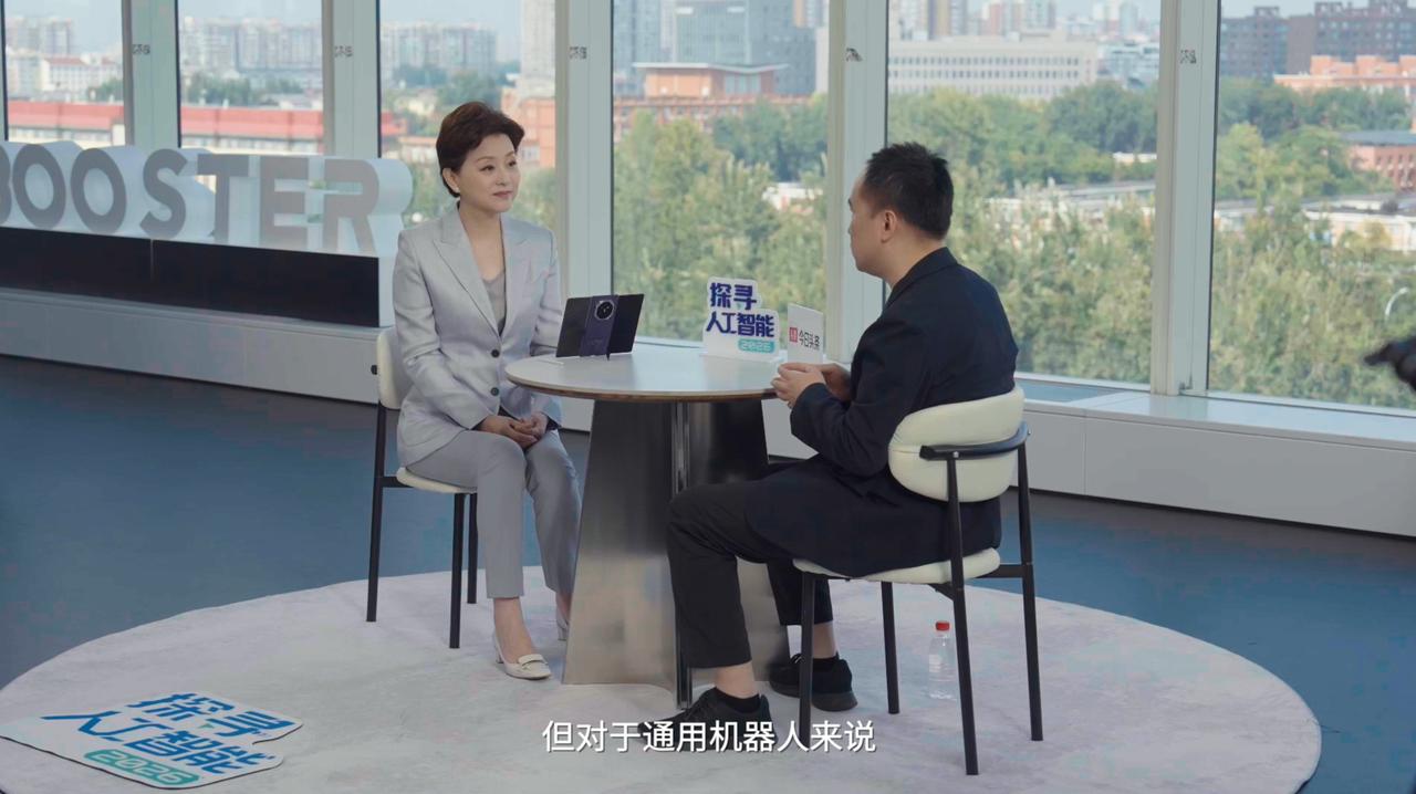 机器人踢球，难道只是为了踢得更像人？《探寻人工智能2026》最新一期给出了一个更