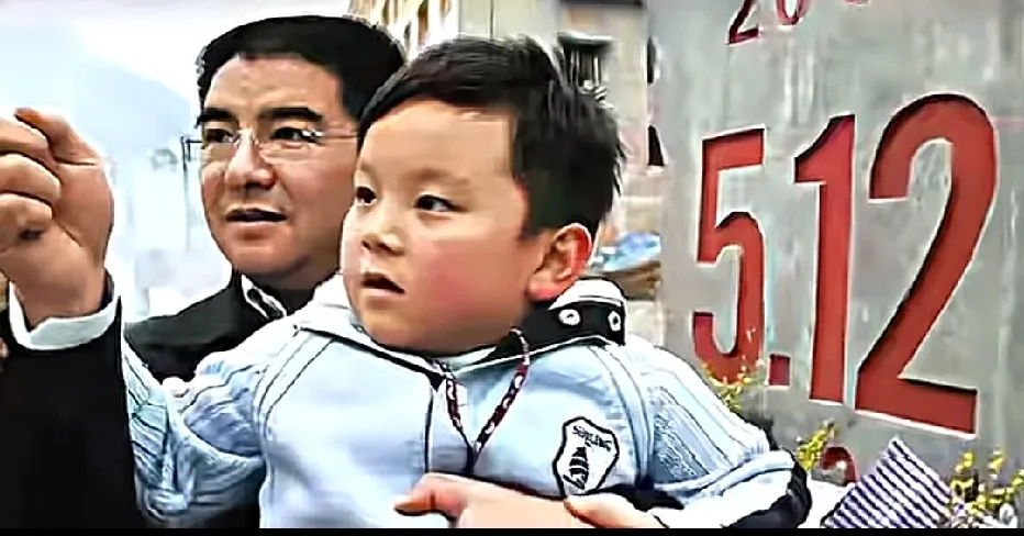 当年，汶川地震第二年陈光标带着小儿子陈环保到当年受灾现场时的一张留影。 