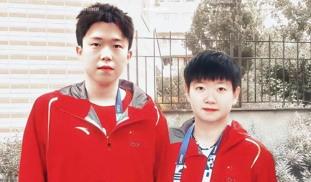 小太阳升起的时候
满天朝霞
霞光下的两小只
如花绽放啦！
春天的风
春天的雨
走