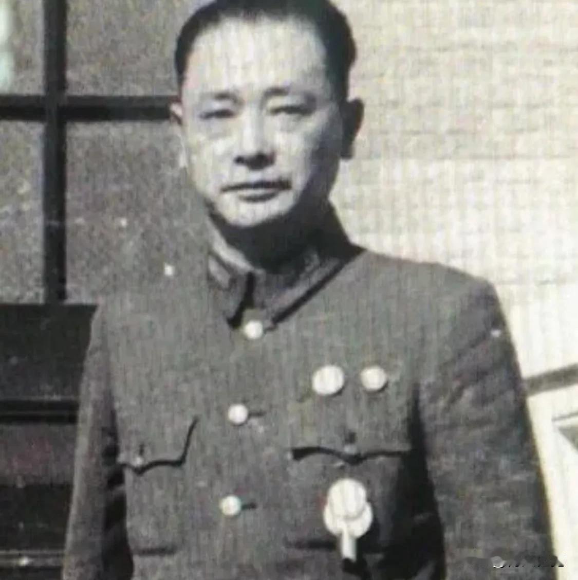 萧毅肃（1899—1975），四川蓬州人，陆军中将，获多枚勋章。1945年参与指