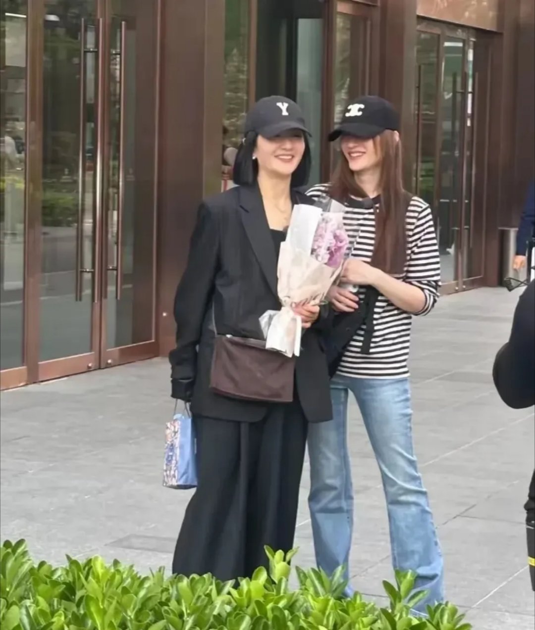 有网友说谢娜和李小冉是在摆拍，原因是谢娜没有出席李小冉的婚礼，可是被网友骂了三天