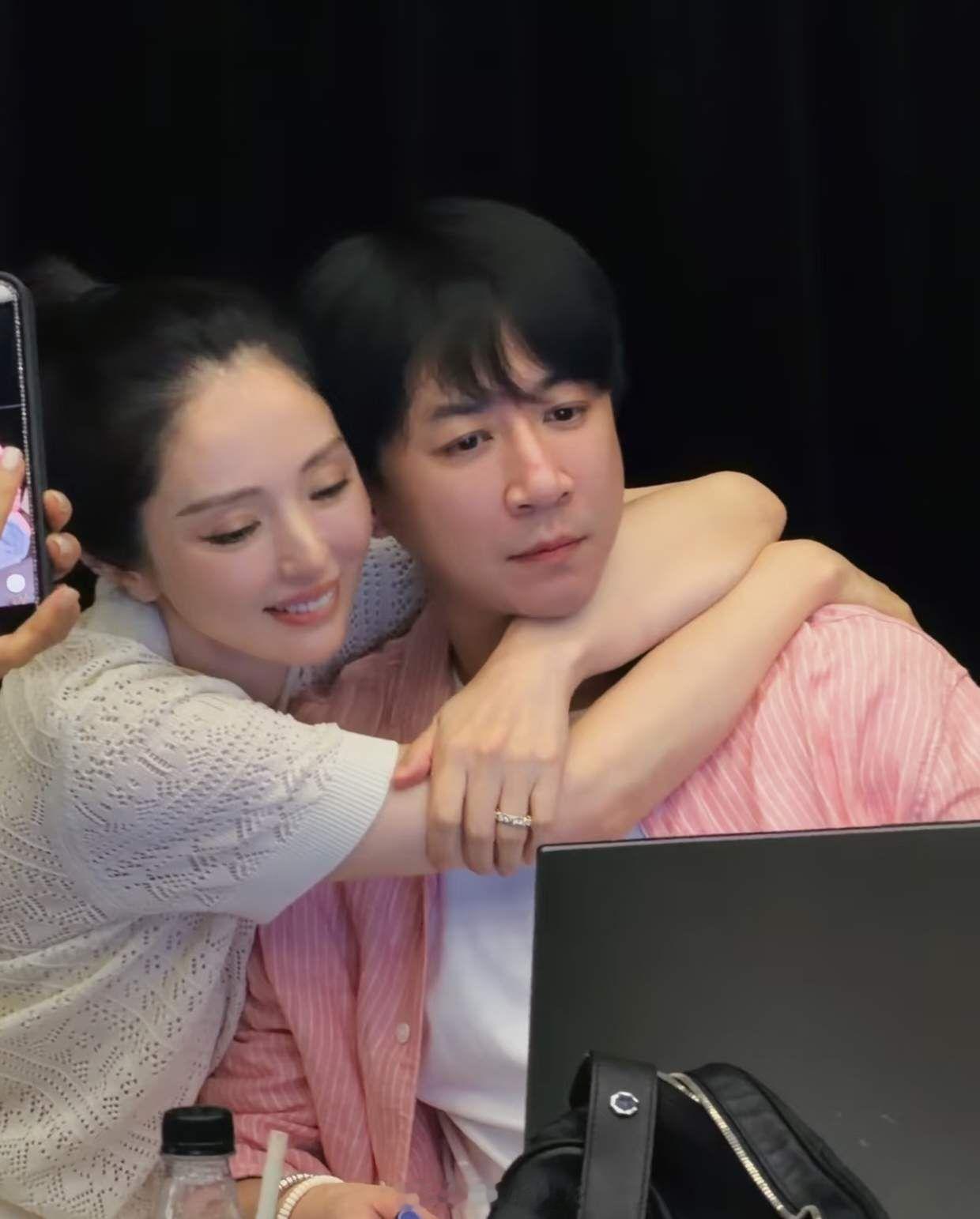 董璇带着女儿小酒窝去剧场探班张维伊，后台两人毫不避讳当着孩子的面亲吻。小酒窝站在
