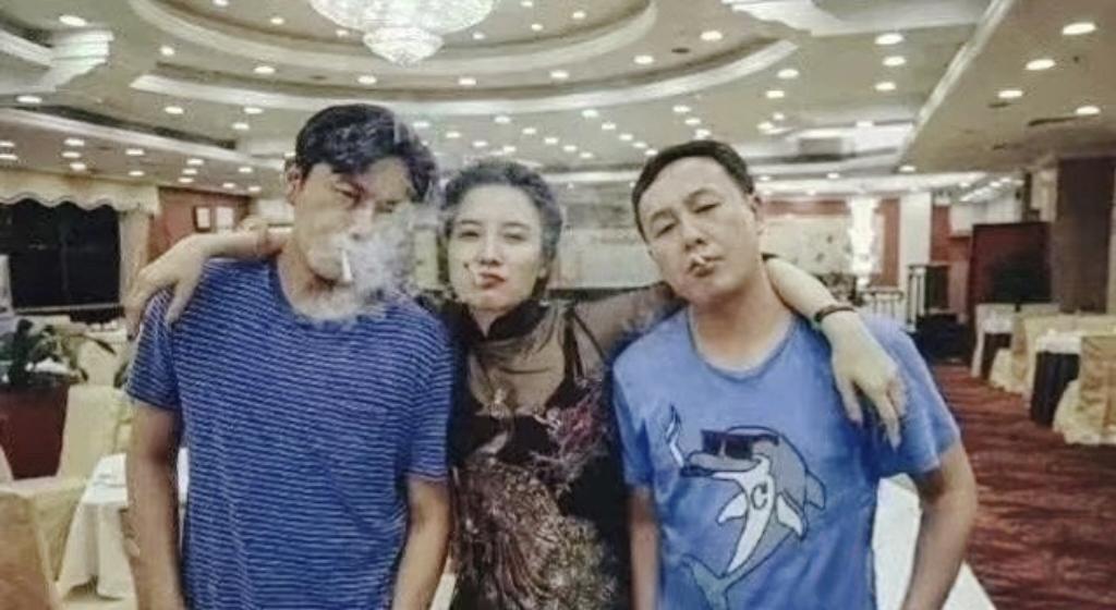 宋佳：我真的会谢！
这张照片，别说十万，二十万我都想删！
平时是清冷御姐，片场直